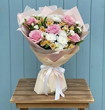 Букет цветов из:  Гвоздики, Орхидеи и Розы в Пседахе