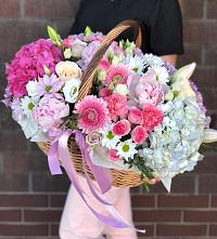 Цветочная композиция из Розы, Хризантемы, Пионы и Лизиантусы в корзине в Пседахе