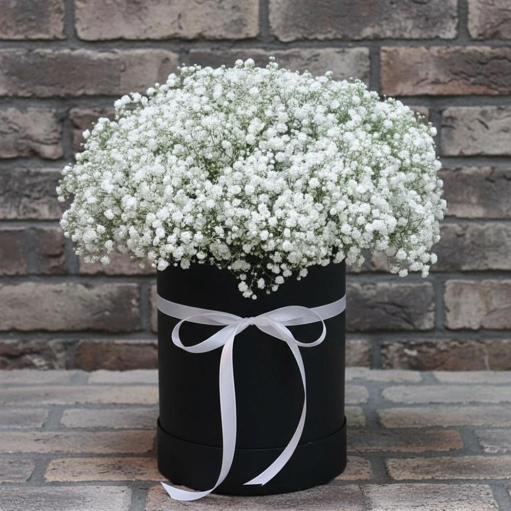 Цветочная композиция из Гипсофила в шляпной коробке в Пседахе