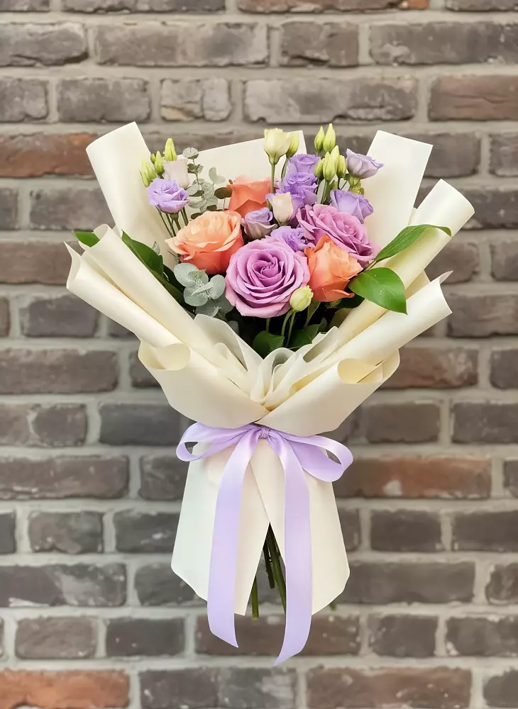 Букет цветов из: Лизиантусы и Розы в Пседахе