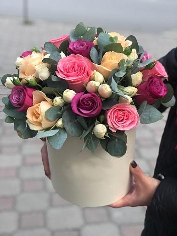Цветочная композиция из Розы в шляпной коробке в Пседахе