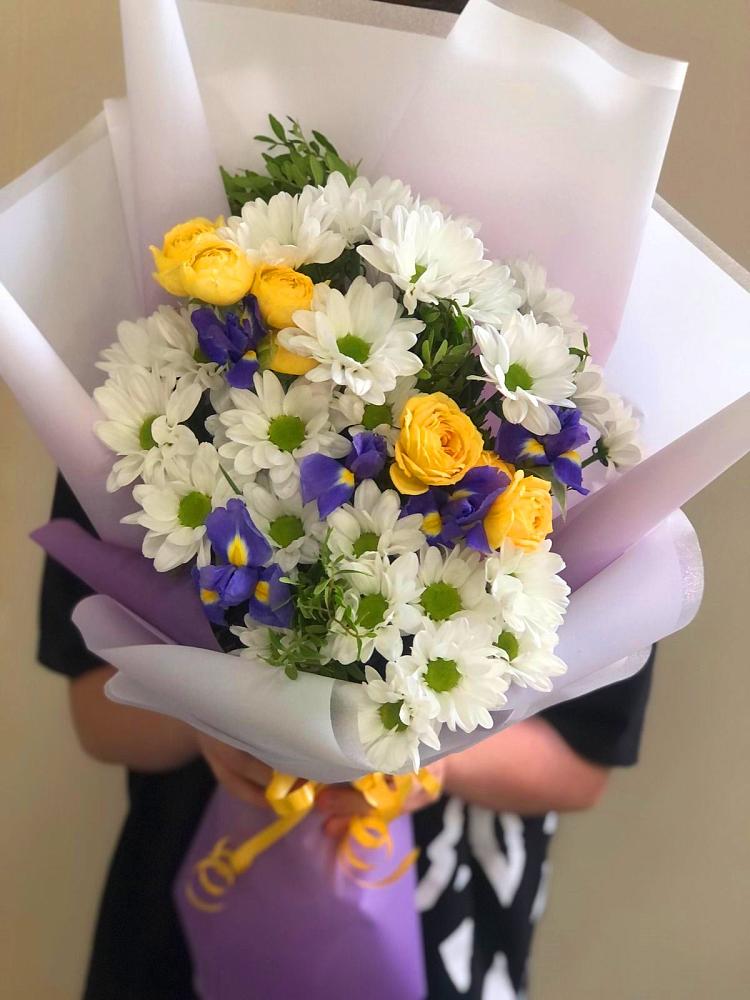 Букет цветов из: Ирисы, Хризантемы и Розы в Пседахе