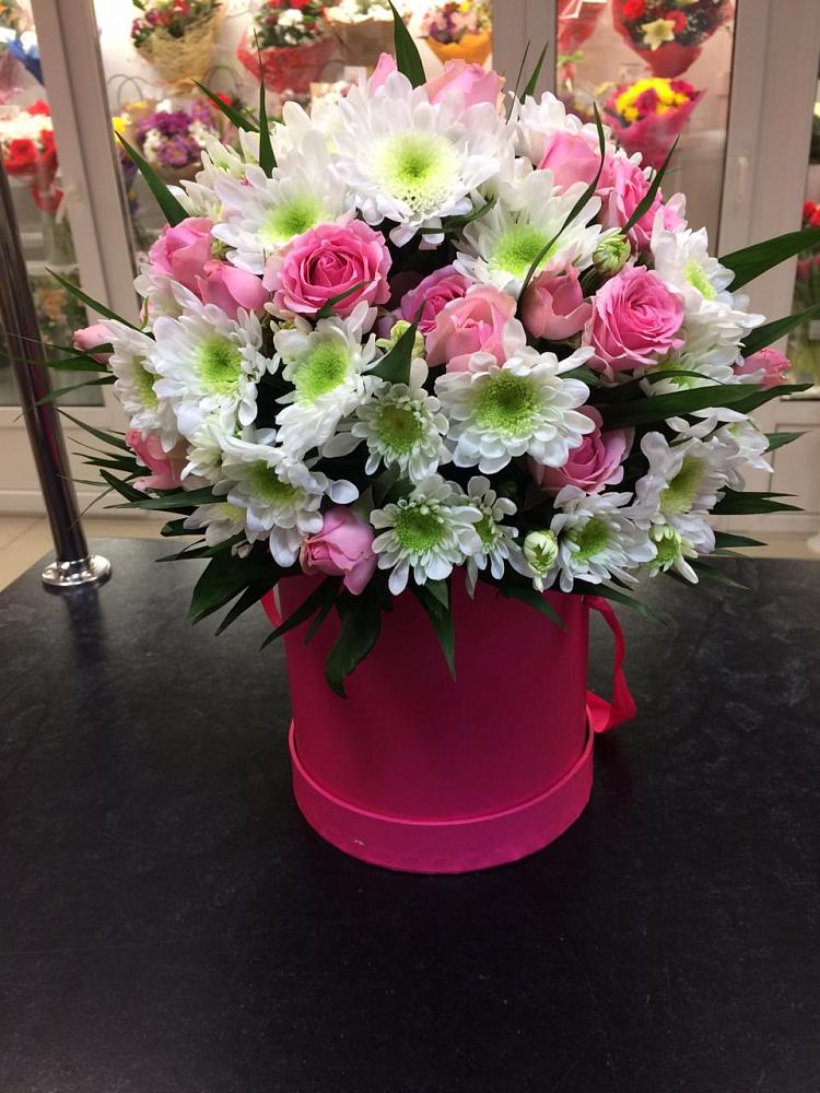 Цветочная композиция из Розы и Хризантемы в шляпной коробке в Пседахе