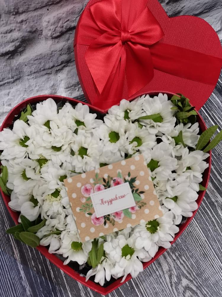 Цветочная композиция из Хризантемы в виде сердца в Пседахе