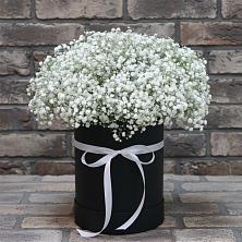Цветочная композиция из Гипсофила в шляпной коробке в Пседахе