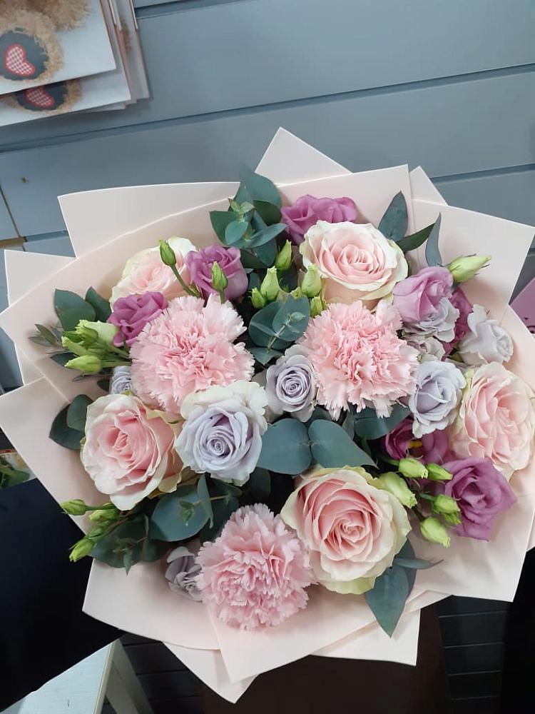 Букет цветов из: Розы, Гвоздики и Лизиантусы в Пседахе